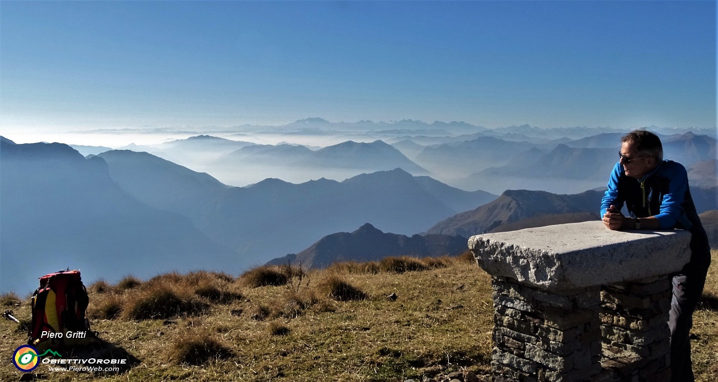 79 In vetta  allo Zuc di Cam (2195 m) con vista fin verso il Monte Rosa.JPG -                                